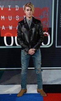 Justin Bieber redyes hair platinum blond