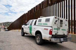 Poll: 4 in 10 Americans favor wall at Canadian border