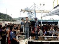 Indonesian police and immigration officials negotiate with a group of 120 Australia-bound asylum seekers to disembark a tanker docked off Merak port in the west of Java on April 9, 2012.
