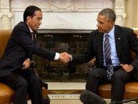President Barack Obama (R) shakes hands with Indonesia President Joko Widodo in the Oval Office of the White House October 26, 2015 in Washington, DC. Widodo is cutting his visit to the United States short to return to Indonesia in order to manage the mass evacuation of thousands in parts of Sumatra and Kalimantan due to toxic haze. (Photo by )