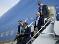 President Barack Obama (R) arrives with Senator Ron Wyden (D-OR) (L), Rep. Peter DeFazio (D-OR) and Senator Jeff Merkley (D-OR) at Eugene Airport October 9, 2015 in Eugene, Oregon. Obama is traveling to Oregon to visit with shooting victims' loved ones before traveling to California to fund raise for Democrats. AFP PHOTO/BRENDAN SMIALOWSKI (Photo credit should read