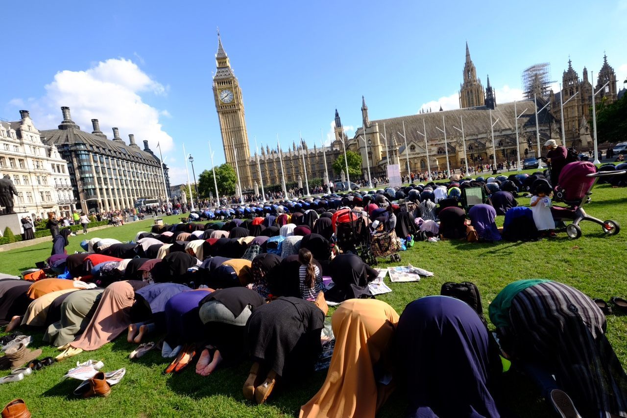 ЭКСКЛЮЗИВ: Сотни мусульман помолились на площади Парламента в Лондоне