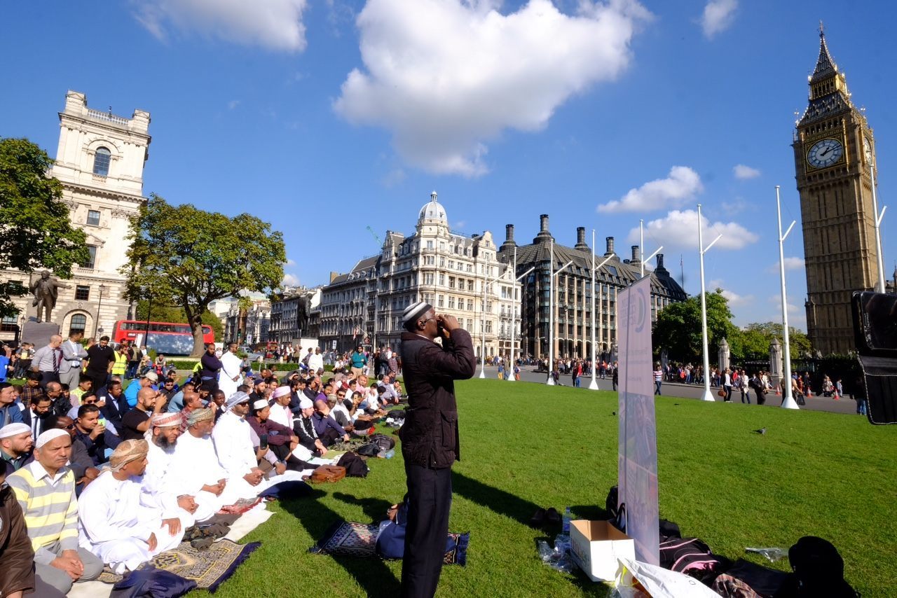 ЭКСКЛЮЗИВ: Сотни мусульман помолились на площади Парламента в Лондоне
