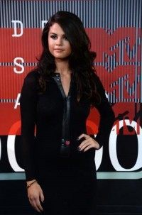 Selena Gomez talks lupus diagnosis, chemotherapy treatments