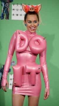 Miley Cyrus sings 'My Way' for mock tribute segment on 'Saturday Night Live'