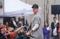 Justin Bieber's attorneys threaten lawsuit over nude photos