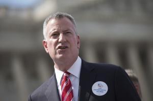 New York Mayor de Blasio endorses Clinton