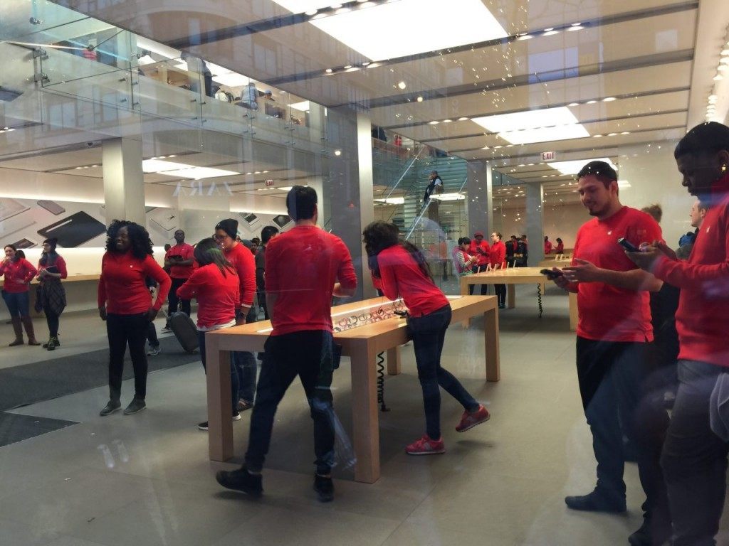 Apple Store Empty in Chicago Black Friday Protests (Lee Stranahan / Breitbart News)