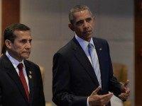 Barack Obama (R) chats with Peru's President Ollanta Humala as they arrive to take part in the leaders' 'Retreat 1' at the annual 21-member Asia-Pacific Economic Cooperation (APEC) summit in Manila on November 19, 2015. Asia-Pacific leaders are wrapping up two-days of talks in Manila that have been overshadowed by an arm-wrestle for regional influence between the United States and China. AFP PHOTO / PHILIPPE LOPEZ (Photo credit should read