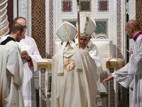 Pope Francis (C) ordinates Mons. Angelo De Donatis (back) to auxiliary Bishop of Rome, on November 9, 2015 at St John Lateran basilica in Rome. AFP PHOTO / ALBERTO PIZZOLI (Photo credit should read