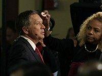 Republican presidential candidate John Kasich has make-up applied before an interview in the spin room following the Republican Presidential Debate hosted by Fox Business and The Wall Street Journal November 10, 2015 in Milwaukee, Wisconsin. AFP PHOTO / JOSHUA LOTT (Photo credit should read
