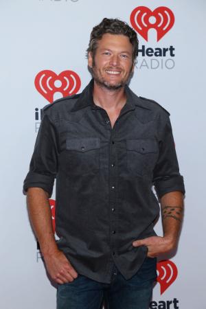 Blake Shelton rescues group of stranded men