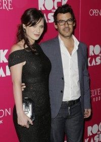 Zooey Deschanel converts to Judaism for husband Jacob Pechenik