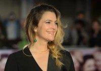 Drew Barrymore discusses reconciling with her father, lying to Steven Spielberg