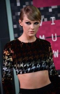 Taylor Swift donates 25,000 Scholastic books to New York schools