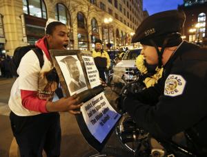 Protesters shut down Chicago shopping district, demand federal probe in McDonald shooting