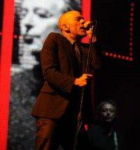 Michael Stipe covers The Doors, John Lennon during surprise performance