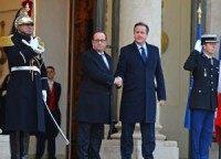 Cameron urges British bombing of Islamic State during Paris visit
