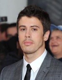 Travis Fimmel, Toby Kebbell star in first 'Warcraft' trailer