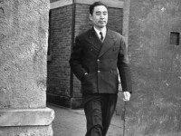 Zhou_Enlai_walking_out_through_the_gate_of_17-MeiyuanXincun