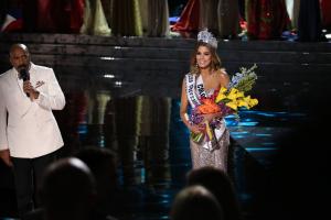 Steve Harvey crowns wrong winner of Miss Universe