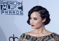 Demi Lovato falls on stage at Jingle Ball concert