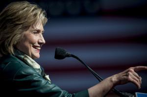 Poll: Clinton leads among Latino voters