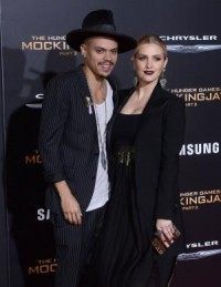 Ashlee Simpson, Evan Ross cozy up in new family photo