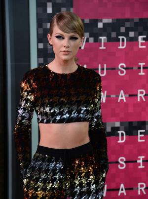 Taylor Swift, boyfriend Calvin Harris build snowman