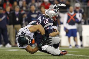 Patriots fan gives beer to Eagles' Connor Barwin