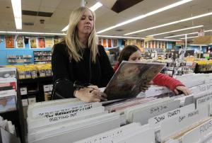 Remember 11 vinyl LPs for $1? Columbia House prepares comeback