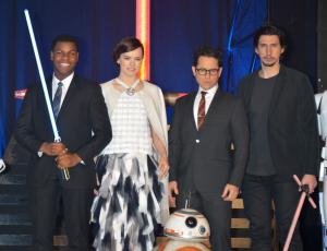 'The Force Awakens' cast sings 'Star Wars' medley acapella