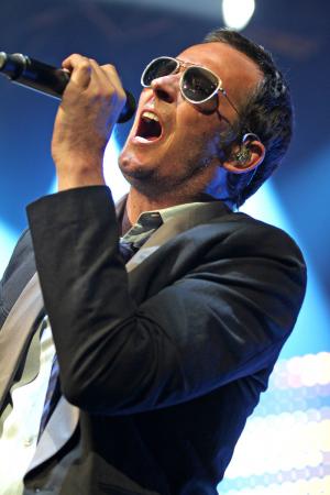 Scott Weiland, singer for Stone Temple Pilots, found dead