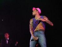 we-asked-some-australian-chris-brown-fans-about-domestic-violence-body-image-1449209452