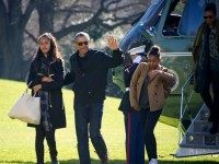 U.S. President Barack Obama and his family (L-R) Malia, Sasha, and first lady Michelle Obama return to the South Lawn of the White HouseJanuary 3, 2016 in Washington, DC. The first family is returning from their two week Hawaiian vacation. (Photo by )