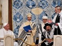 Roman Jews Give Pope Francis Standing Ovation for Holocaust Remembrance