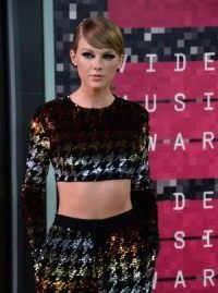 Taylor Swift not living with boyfriend Calvin Harris, says rep