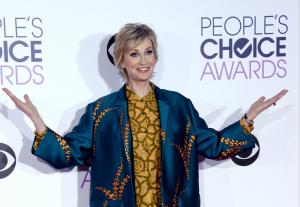 Jane Lynch and Miss Colombia mock Miss Universe debacle on the People's Choice Awards
