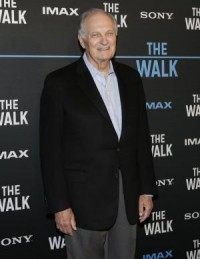 Alan Alda honors late friend and 'M*A*S*H' co-star Wayne Rogers