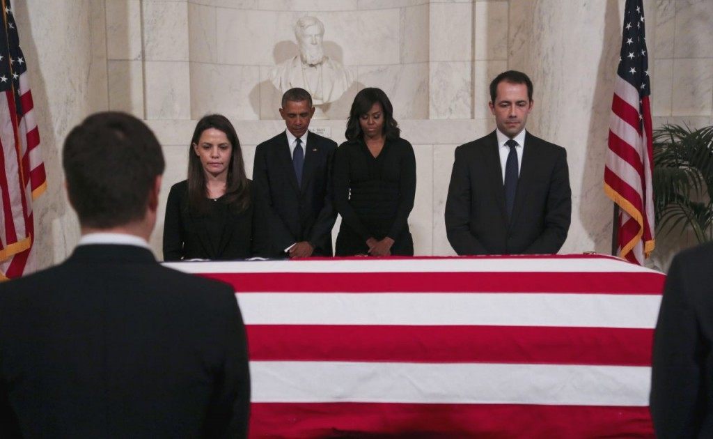 U.S. President Barack Obama and first lady Michelle Obama pay their respects to U.S. Supreme Court Justice Anthony Scalia, in front of his casket, in the Great Hall of the Supreme Court on February 19, 2016 in Washington, DC. (Photo by Aude Guerrucci/Getty Images)
