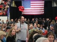 Trump supporter hoists hat (Joel Pollak / Breitbart News)