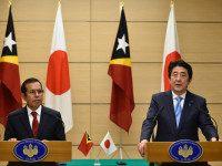 JAPAN, Tokyo : East Timor President Taur Matan Ruak (L) listens to Japanese Prime Minister Shinzo Abe speaking during a joint press conference at Abe's official residence in Tokyo on March 15, 2016. Taur Matan Ruak is currently on a four-day visit to Japan. / AFP / POOL / FRANCK ROBICHON