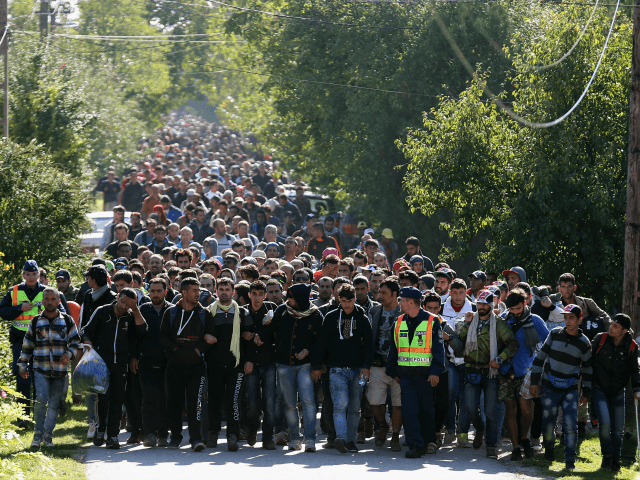 Hundreds-of-migrants-who-arrived-by-train-at-Hegyeshalom-on-the-Hungarian-and-Austrian-border-walk-the-four-kilometres-into-Austria-Getty-640x480.png