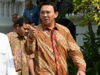 INDONESIA, JAKARTA : Indonesian President Joko Widodo (L) walks next to acting Jakarta governor Basuki Tjahaja Purnama (alias Ahok) at the presidential palace in Jakarta on October 22, 2014. Joko Widodo was inaugurated as Indonesia's president October 20, capping a remarkable rise from an upbringing in a riverside slum. AFP PHOTO / ADEK BERRY