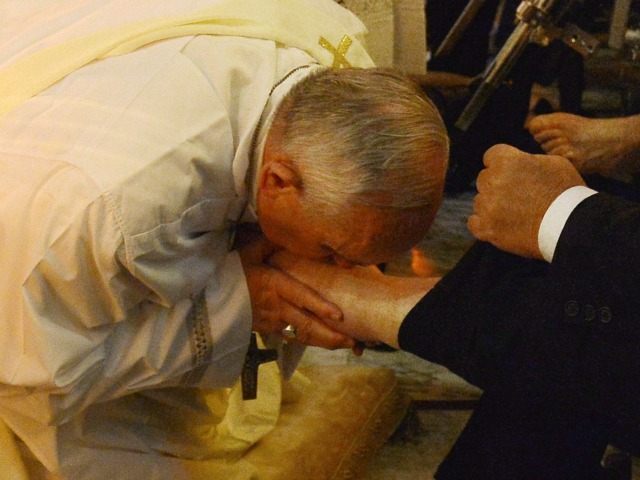 Pope Francis To Wash Refugees Feet On Holy Thursday Breitbart