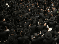 Ultra-orthodox Jewish men attend the funeral of rabbi Yochanan Sofer, leader of the Erlau Hasidic sect, in Jerusalem on February 22, 2016 after he passed away at the age of 93.