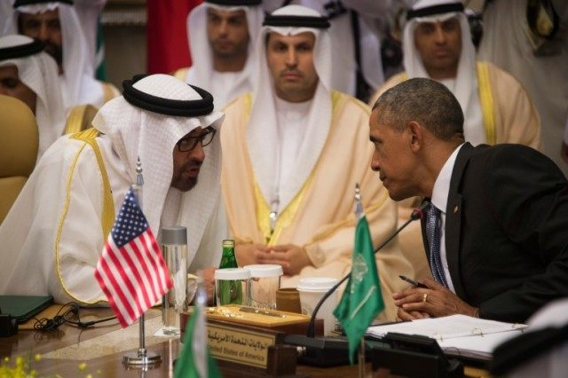 O presidente dos EUA, Barack Obama (R), fala com o xeque Mohammed bin Zayed al-Nahyan (à esquerda), Príncipe herdeiro de Abu Dhabi, durante a Cúpula do Conselho de Cooperação do Golfo dos Estados Unidos em Riyadh, em 21 de abril de 2016