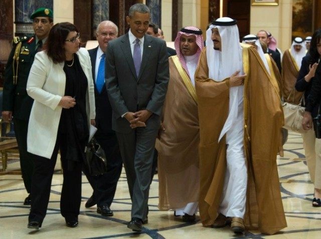 US President Barack Obama (C) speaks with King Salman bin Abdulaziz Al-Saud of Saudi Arabia (R) at Erga Palace in Riyadh