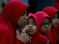 MALAYSIA, Kuala Lumpur : Young Malaysian Muslim girls wait before Iftar on the first day of the holy Islamic month of Ramadan in Kuala Lumpur on June 29, 2014.Tens of millions across the Muslim world fast from dawn to dusk and strive to be more pious and charitable during the month, which ends with the Eid holiday. AFP PHOTO/ MANAN VATSYAYANA