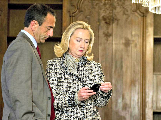 Hillary-Using-Blackberry-AP-640x480.png